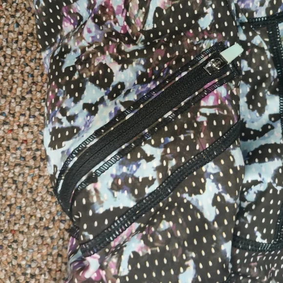 Lululemon EUC Sz 6 Capri Leggings - Picture 3 of 5